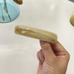 Elegante molletta per capelli in acetato ambrato con motivo marmorizzato e logo