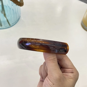 Fermaglio per capelli francese in acetato con motivo tartarugato e finitura lucida