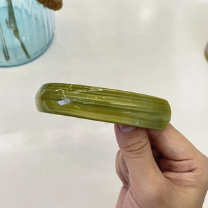 Fermaglio per capelli minimalista in acetato verde con strisce testurizzate per donna