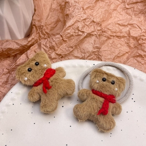 Set de pinza y coletero de oso de peluche marrón con bufanda roja y perlas