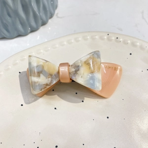 Barrette nœud multicouche en acétate avec motif marbré et fermoir à ressort élégant