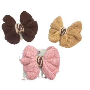 Trois barrettes à nœuds tricotés en marron, camel et rose avec motif jacquard double G