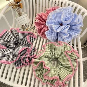 Set de cuatro coleteros de tela a cuadros en azul, rojo, negro y verde con bordes rizados