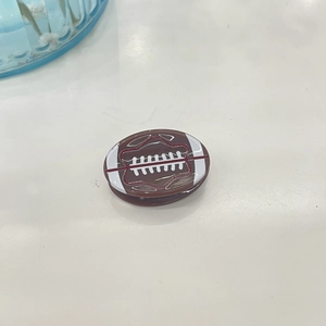 Mini pinza de pelo de fútbol americano en acetato marrón con detalles blancos finos