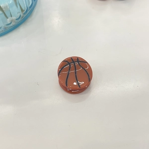 Pinza para el pelo con forma de baloncesto hecha de acetato con acabado brillante naranja