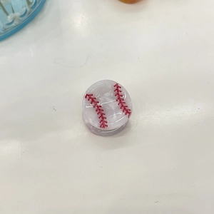 Detalle de la pinza para el pelo redonda de béisbol con costuras rojas en acetato jaspeado