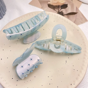 Lot de trois pinces à cheveux en acétate bleu avec forme papillon et strass brillants