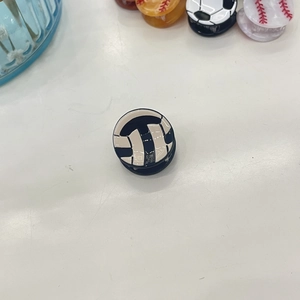 Vista detallada de la mini pinza para el pelo de acetato con patrón de voleibol en blanco