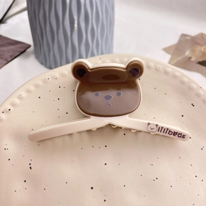 Detailaufnahme der lilibear Haarspange mit Bärenmuster auf einem Keramik-Teller