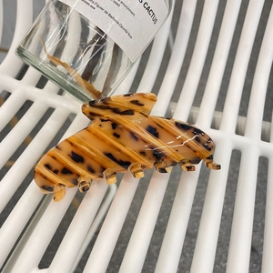 Grande pince à cheveux élégante en acétate ambre avec motif grain de bois et écaille de tortue