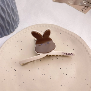 Nahaufnahme der braunen Kaninchen-Haarklammer mit cremefarbener Basis und Rabbit-Schrift