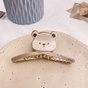 Detail der süßen Bären-Haarklammer aus Acetat mit Littlebear-Logo und Goldzähnen