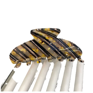 Pince à cheveux classique en acétate avec motif écaille de tortue et texture boisée