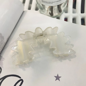 Pince à cheveux élégante en acétate blanc nacré avec un design à bords ondulés
