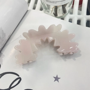 Pince à cheveux élégante rose clair translucide avec bords ondulés pour coiffure chic