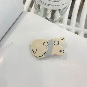 Gros plan détaillé d'une pince à cheveux chiot en acétate sur un fond de style épuré