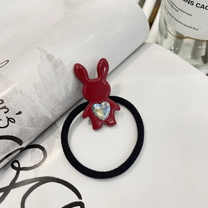 Charmant chouchou lapin rouge avec strass en forme de cœur sur un élastique noir
