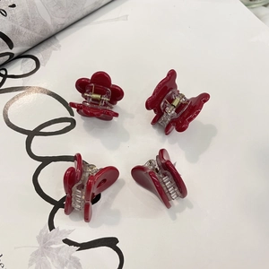 Lot de quatre petites pinces à cheveux en forme de fleur rouge au fini brillant