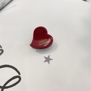 Détail d'une pince à cheveux cœur rouge foncé faite à la main avec lettrage doré