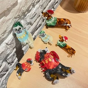 Detailansicht der Acetat-Haarklammern in Hundeform mit festlichen Mustern und Schildpatt-Optik