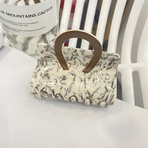 Grande pince à cheveux en acétate marbré avec poignée marron pour coiffures élégantes