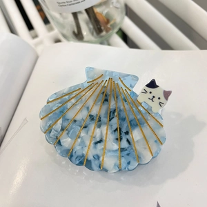 Pince à cheveux coquillage en acétate marbré bleu avec chat mignon et traits dorés