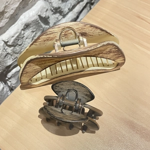 Minimalist wood grain texture hair claws in large and medium sizes for women hairstyles