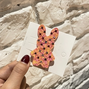 Barrette lapin mignonne avec texture marbrée et strass colorés sur présentoir
