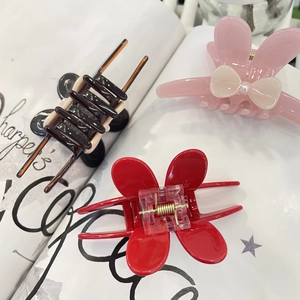 Trois pinces à cheveux en acétate aux motifs floraux, oreilles de lapin et rayures