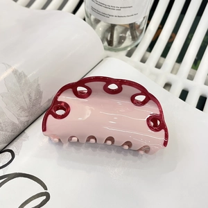 Haarklammer aus Acetat in Rosa mit kreisförmigem Hohlraum im modernen Y2K-Dopamin-Stil