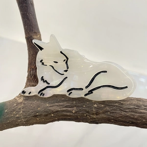 Minimalist Snow Wolf Acetate Hair Claw Clip Artistic Fox Shape Pearlescent Hair Clip For Women Daily Hair Styling Accessory