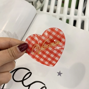 Fermaglio per capelli a cuore rosso con motivo a scacchi e scritte dorate Vannie