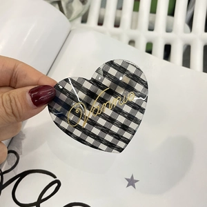 Fermaglio per capelli a cuore con motivo a scacchi bianco e nero e scritta Vannie dorata