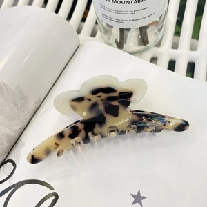 Elegante pinza per capelli in acetato tartarugato con motivo floreale e design a onde
