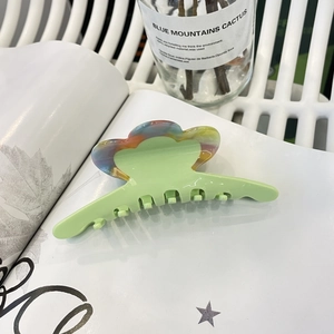 Elegante pinza per capelli a fiore verde in acetato con impugnatura a nuvola arcobaleno