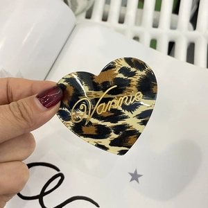 Fermaglio per capelli a cuore leopardato con scritta dorata Vannie elegante