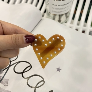 Barrette à cheveux élégante en forme de cœur ambré avec détails en perles pour femmes