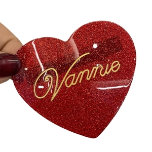 Molletta per capelli a cuore rosso glitterato con scritta Vannie dorata in stile minimal