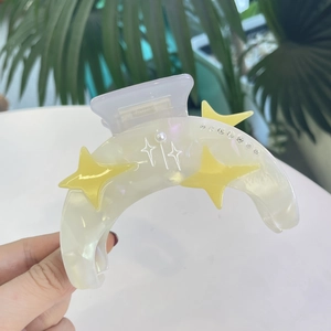 Pinza per capelli Y2K in acetato a forma di luna con stelle gialle, strass e perla