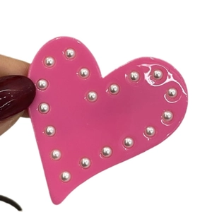 Barrette à cheveux cœur rose avec perles blanches et fini brillant pour un style y2k