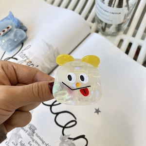Pince à cheveux monstre de dessin animé blanc perlé avec cornes jaunes et motif ludique