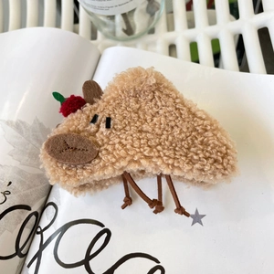 Pince à cheveux mignonne capybara en polaire kaki avec détail de fraise rouge