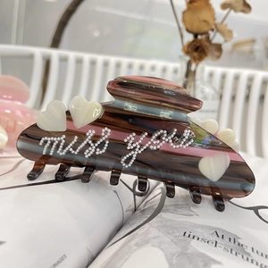 Pinza per capelli in acetato marrone e rosa con scritte in perle e motivi a cuore