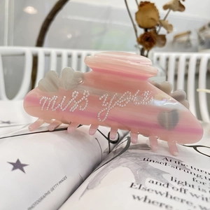 Pinza per capelli in acetato rosa marmorizzato con scritte di perle e cuore