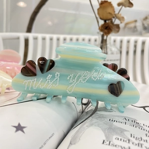 Elegante pinza per capelli in acetato verde menta con scritte di perle e cuore marrone