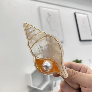 Pince à cheveux coquillage élégante avec grande perle et finition nacrée crème