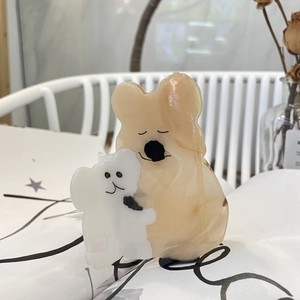 Simpatica molletta per capelli in acetato con design koala beige e bianco per donna