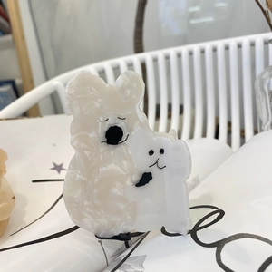 Graziosa pinza per capelli in acetato a forma di koala con finitura bianco perlato
