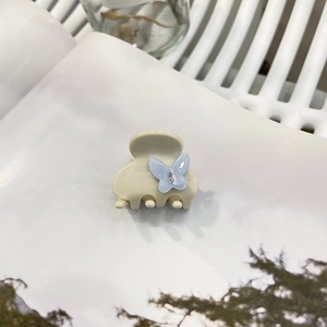 Elegante molletta per capelli in acetato crema con farfalla blu e strass decorativi