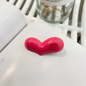 Rosa herzförmige Jelly-Haarspange mit Barrette La France Text auf weißem Ständer